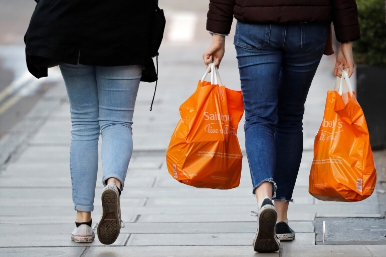 이달 초 영국 런던에서 세인스버리 슈퍼마켓의 재사용 쇼핑백을들고 가는 소비자 (연합뉴스 제공)