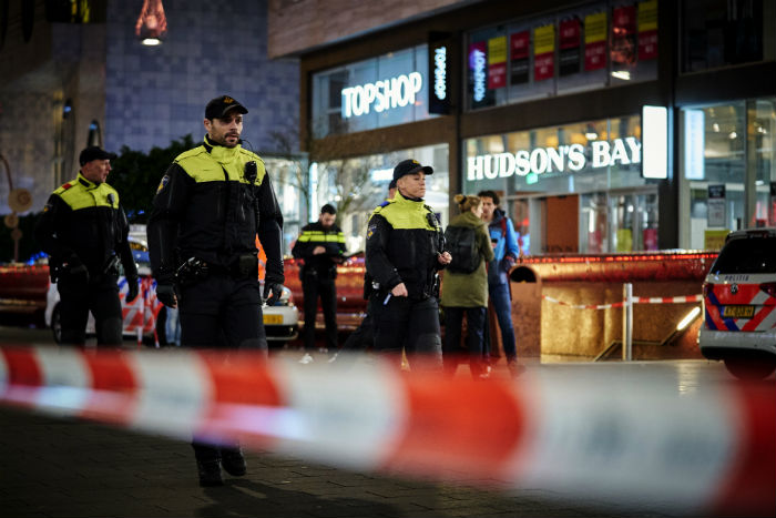 칼부림이 발생한 네덜란드 헤이크 쇼핑가에 경찰들이 순찰을 서고 있다. [연합뉴스 제공]