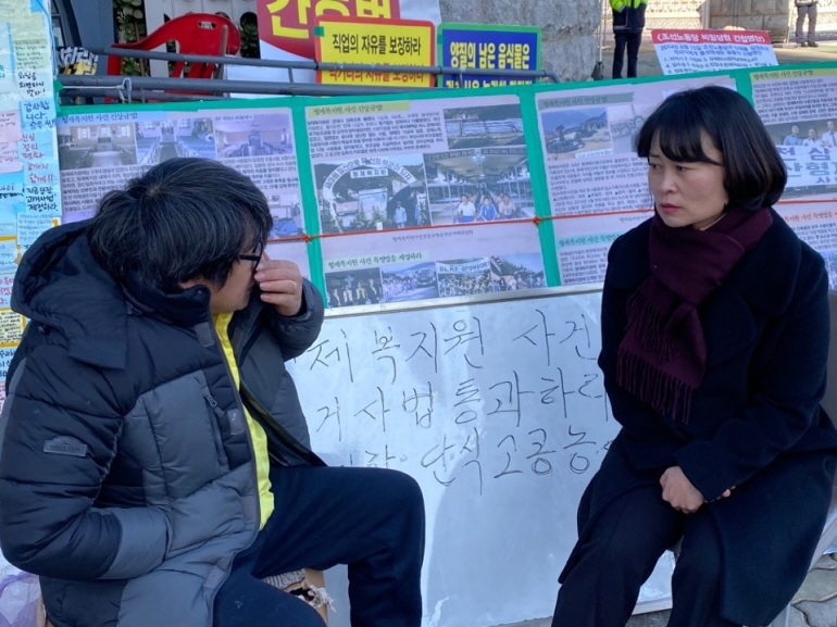 부산시의회 의장(오른쪽) 형제복지원 국회 앞 농성장 방문 (연합뉴스 제공)