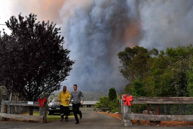 거주지를 위협하는 호주 산불 [AAP Image/Dean Lewins/via REUTERS]