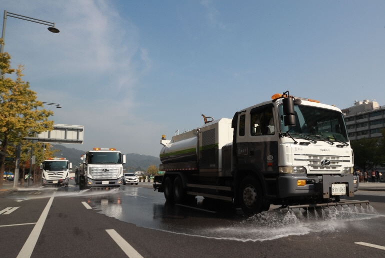 '예비저감조치'가 시행된 지난해 10월 21일 오전 서울 광화문역 인근에서 물청소차량이 운행되고 있다 [연합뉴스 제공]