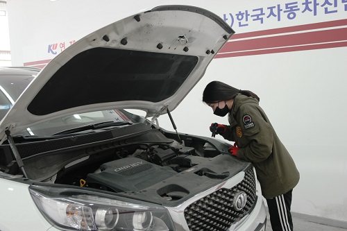 차량점검을 하고 있는 한국자동차진단보증협회 정태성 과장