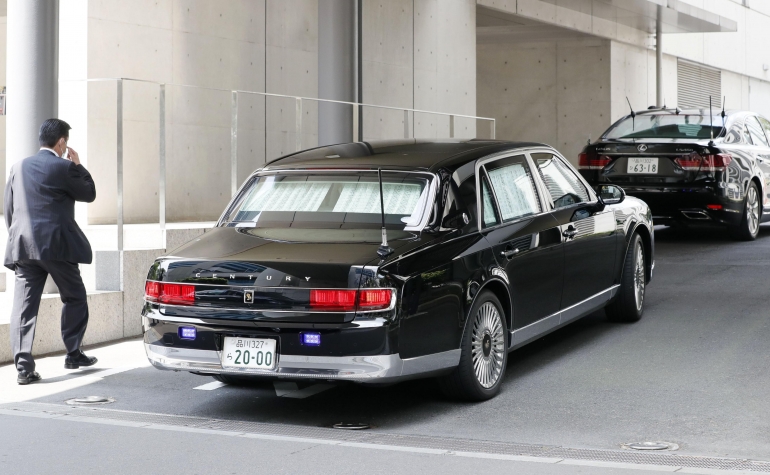 아베 신조 일본 총리가 탄 차량이 도쿄 게이오 대학 안으로 들어가고 있다. [도쿄 교도=연합뉴스]