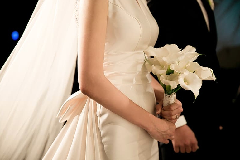 하객 50인 이상이 한 공간에 모이는 실내 결혼식을 진행할 경우 결혼 주체자 외 참석자도 300만원 이하의 벌금을 물게 된다.