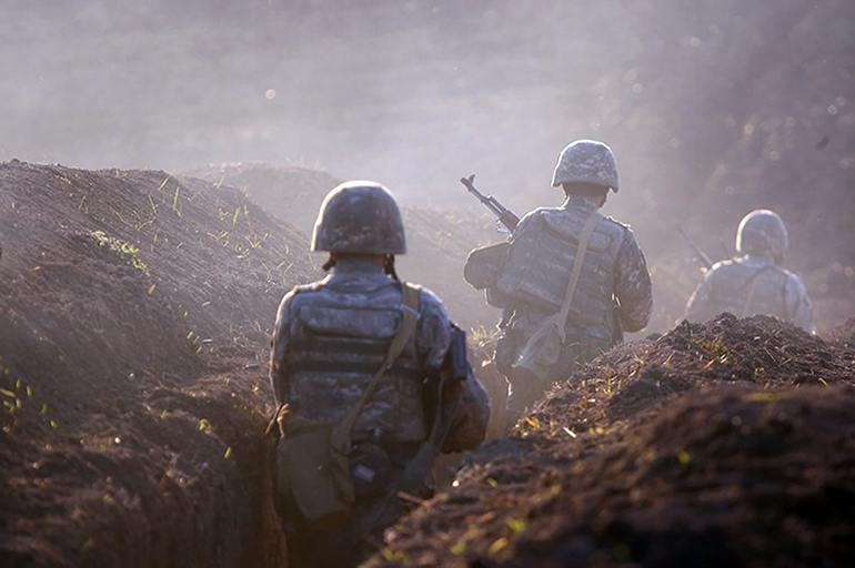 지난 7월(현지시간) 무력충돌 때 아르메니아군 병사들이 아르메니아 타부시주 전선을 이동하고 있다.  [아르메니아 국방부 제공/AP=연합뉴스 자료사진]