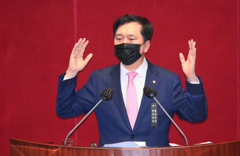 국민의힘 김기현 의원이 9일 단독으로 3시간 동안 무제한 반대 토론을 진행하는 모습. [연합뉴스 자료사진]