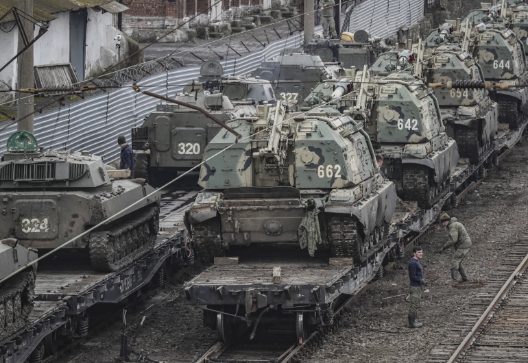 러시아군 장갑차가 우크라 국경 인근 역 기차에 실려있다. [로스토프 EPA=연합뉴스]