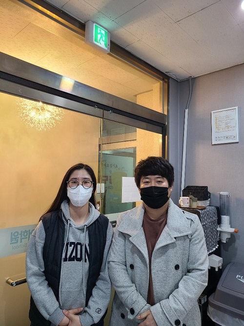 ▲ 토마스영어학원 청학리점의 박지혜부원장과 김동환원장(좌측부터)