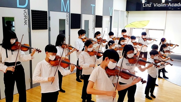 ▲ 클래스 수업과 별개로 전체 인원이 함께 참여하는 바이올린 오케스트라 합주 프로그램을 운영하고 있다.