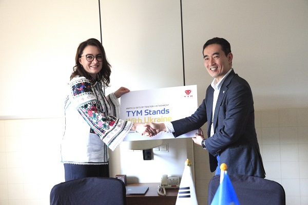 TYM 김도훈 대표가 우크라이나 율리아 스비리덴코 부총리에게 농기계 기증서를 전달하고 있다