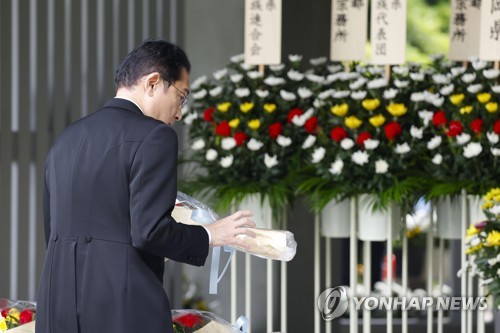 전몰자 묘원 찾은 기시다 후미오 일본 총리[사진/연합뉴스]