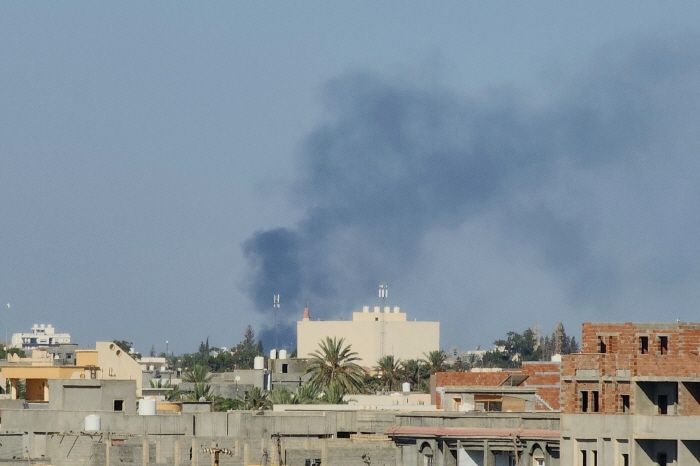 리비아 군벌간 무력충돌 와중에 트리폴리 시내에서 검은 연기가 치솟고 있다[AFP 연합뉴스 자료사진/재판매 및 DB 금지]