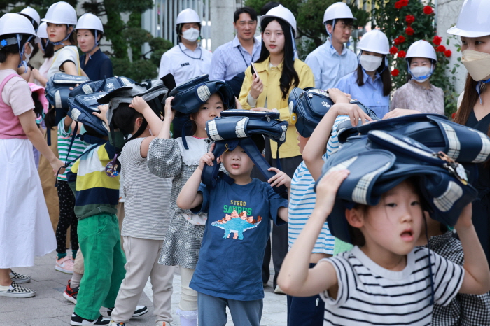 민방공 대피 훈련하는 어린이들[사진/연합뉴스]