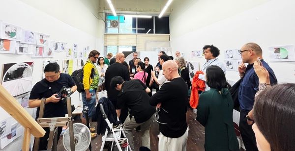 '2023 Dive into Korean Art: Seoul'에 참석한 해외 미술계 주요 인사들이 3일, 이희준 작가의 작업실을 방문해 작품 과정을 살펴보고 있다.