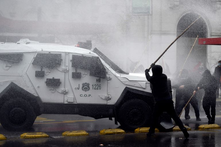 '칠레 쿠데타 50주년' 경찰 공격하는 시위대 [자료제공/산티아고 AFP=연합뉴스]