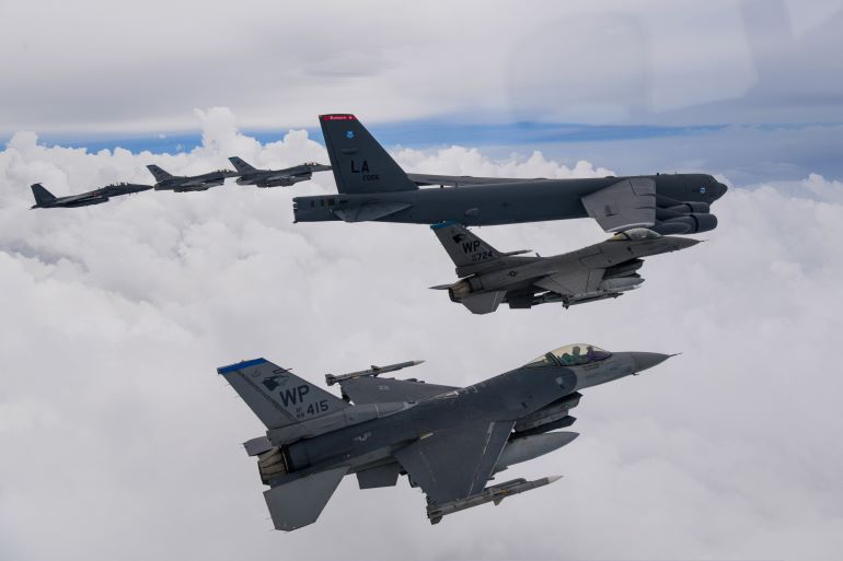 13일 한미 연합공중훈련에서 F16, 우리 공군의 F-15K와 연합 편대비행을 하고 있는 미국 공군의 B-52H 전략폭격기 [사진/합참 제공. 재판매 및 DB 금지]