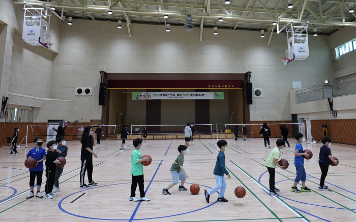 체육관에서 초등학생들이 체육 수업을 하고 있다. [연합뉴스 자료사진. 재판매 및 DB 금지]