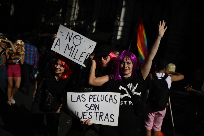 '밀레이는 안돼'라는 팻말을 들고 있는 퍼레이드 참가자들(부에노스아이레스 AFP=연합뉴스)