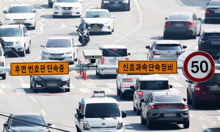 경기도 수원시의 한 도로에 설치된 후면 번호판 단속 카메라 모습 [연합뉴스 제공]