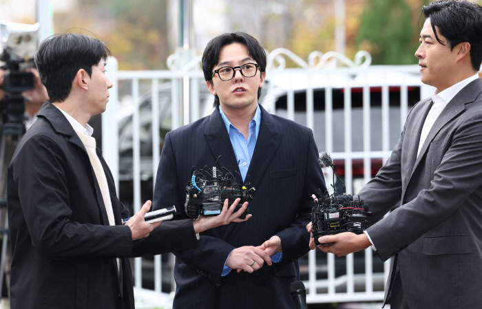 질문에 답하는 지드래곤[연합뉴스 제공]