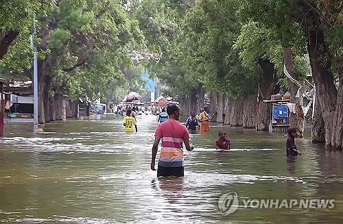 홍수로 거리가 물에 잠긴 소말리아 벨레드웨인 모습[AP 연합뉴스 자료사진]