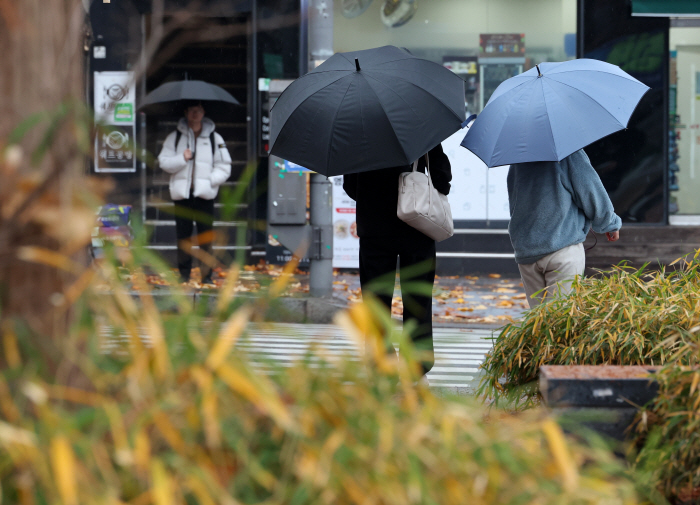광주 북구 전남대에서 학생들이 우산을 쓰고 횡단보도에 서 있다. [연합뉴스 자료사진]