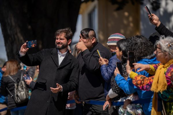 국민투표 후 지지자들과 사진 찍는 칠레 대통령 [자료제공/연합뉴스]