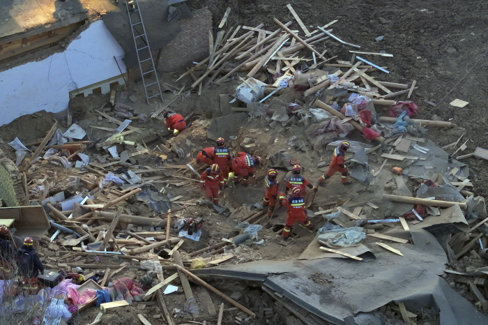 中 간쑤성 지진으로 무너진 건물[연합뉴스 제공]