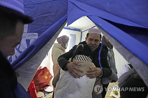 중국 간쑤성 지진피해 현장[AP 연합뉴스]