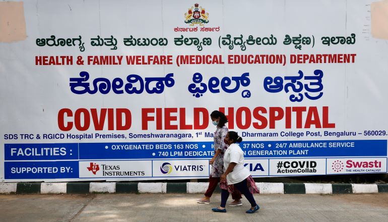 인도 벵갈루루 코로나19 병원 앞을 걷는 보건관리들 [자료제공/연합뉴스. 재판매 및 DB 금지]