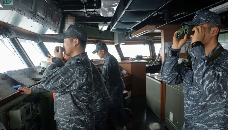 경비 임무 수행하는 해군 장병들 [사진/연합뉴스]