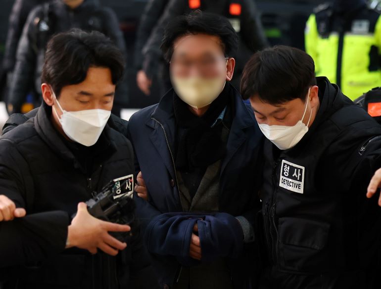 부산경찰청으로 압송되는 이재명 흉기 습격 피의자 [사진/연합뉴스]
