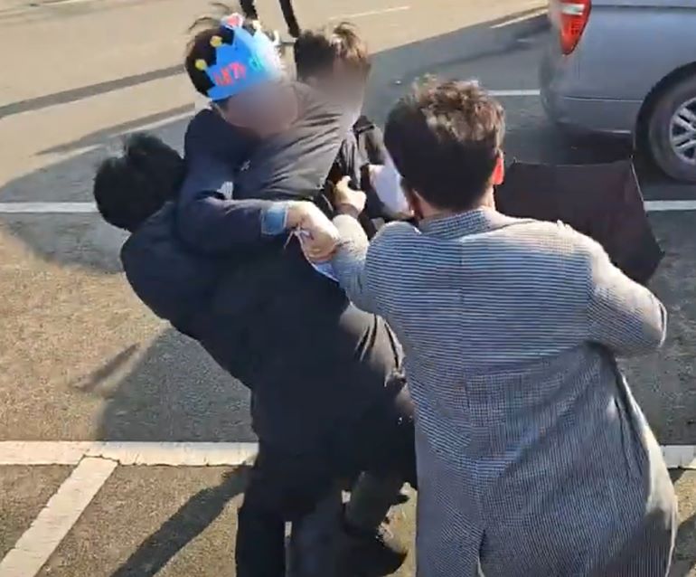 체포되는 민주당 이재명 대표 공격 피의자 [사진/연합뉴스]