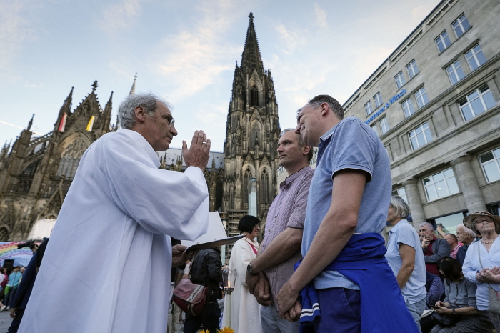 지난해 9월 독일 쾰른 대성당 앞에서 성직자로부터 축복받는 동성 커플[AP 연합뉴스 자료사진. 재판매 및 DB 금지]