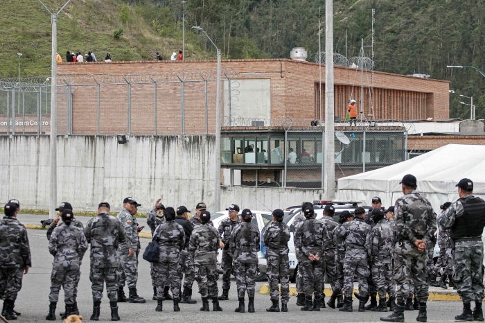 에콰도르 교도소 밖에 모인 경찰[연합뉴스 제공]
