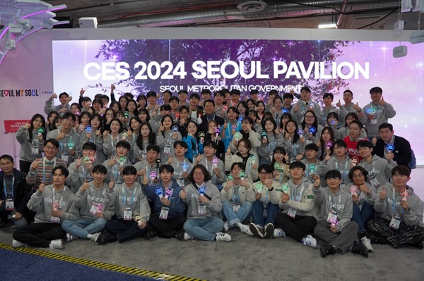 사진 - 오세훈 서울시장이 CES 2024 서울통합관 서포터즈들과 기념 촬영하는 모습