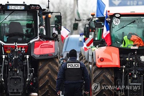 프랑스 6번 고속도로에서 대치중인 트랙터 시위대와 경찰 [자료제공/연합뉴스]