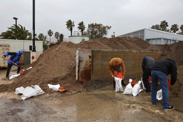 4일(현지시간) 미 캘리포니아주 샌타바버라 지역 주민들이 홍수에 대비하는 모습[AFP=연합뉴스. 재판매 및 DB 금지]