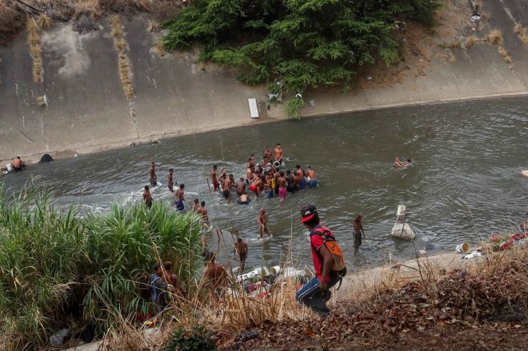 강물 속에서 귀금속 찾는 베네수엘라 젊은이들 (본문 내용과 직접 관련 없음) [자료제공/연합뉴스]