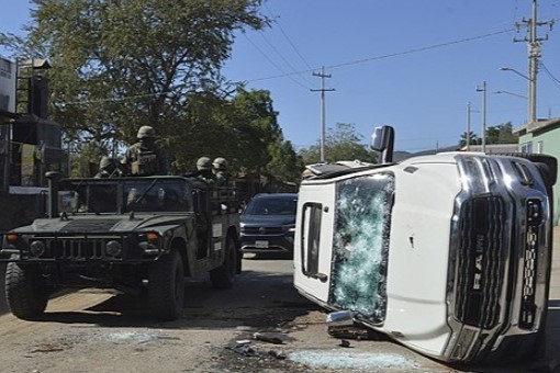 지난해 1월 카르텔과의 충돌 현장 지나는 멕시코 군용 차량 [자료제공/AP 연합뉴스. 재판매 및 DB 금지]