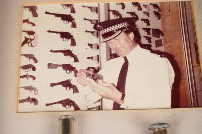 암살범 권총 들고 있는 브라이언 테일러의 사진[앤더슨 앤드 갈런드 홈페이지. 재판매 및 DB 금지]