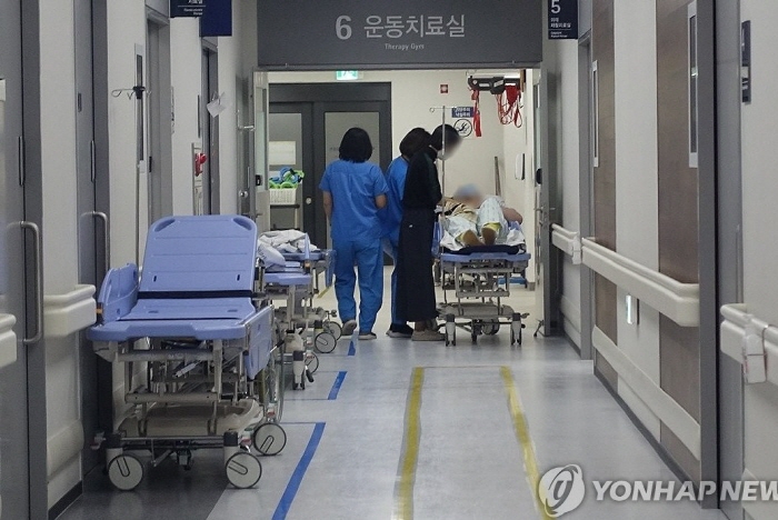 전공의 집단행동이 이어지고 있는 27일 서울의 한 대학병원에서 의료진이 이동하고 있다[연합뉴스 제공]