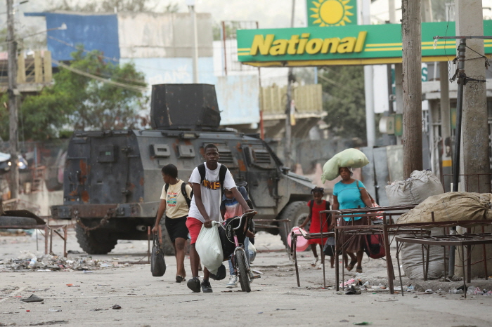 계속되는 폭력 사태에 피신하는 아이티 주민[연합뉴스 제공]