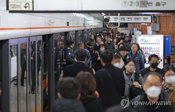 '서울 지하철 3호선 단전' 구파발역에서 내린 승객들 [사진/연합뉴스]