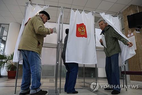 크림반도 심페로폴에 차려진 러 대선 투표소 모습[AFP=연합뉴스 자료사진. 재판매 및 DB 금지]