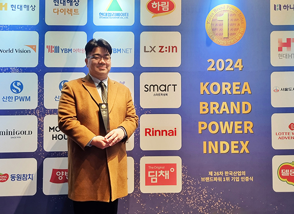 한국산업의 브랜드파워 1위 시상식에서 린나이 강상규 사업전략본부장이 수상을 하고 있다