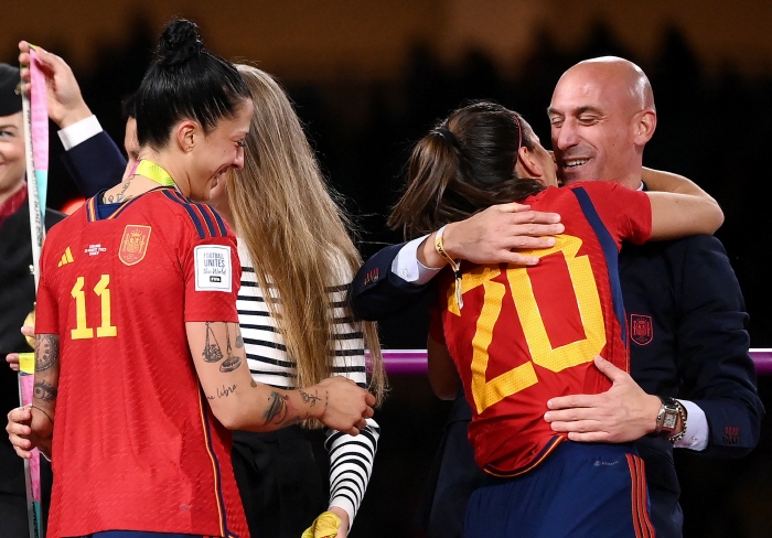 에르모소에게 키스하던 스페인축구협회 전 회장 루비알레스(맨 오른쪽)[AFP=연합뉴스 자료사진]