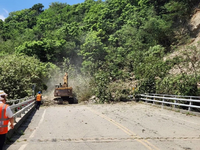 산사태로 끊긴 도로[대만 도로국 제공. 재판매 및 DB금지]