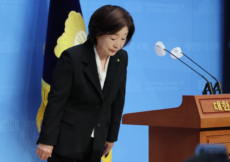 정의당 심상정 의원이 11일 국회 소통관에서 22대 총선 결과 관련 입장발표 기자회견을 마치며 인사하고 있다. [연합뉴스 제공]