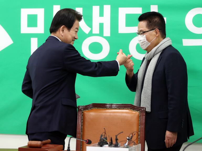 민생당 정동영 의원과 박지원 의원이 지난 3월 17일 오후 국회에서 열린 민생당 의원총회에서 인사하고 있다. [연합뉴스 제공]